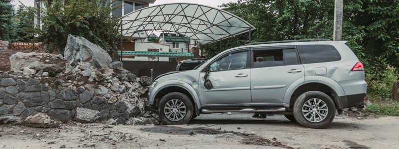 В Днепре Mitsubishi влетел в клумбу и перевернулся