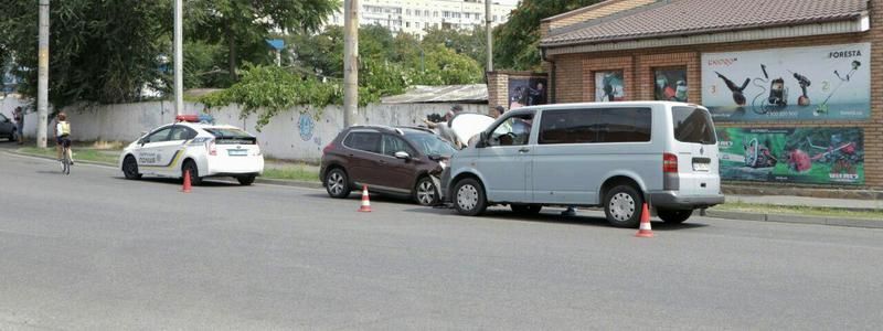 В Днепре на Березинке лоб в лоб столкнулись Peugeot и Volkswagen