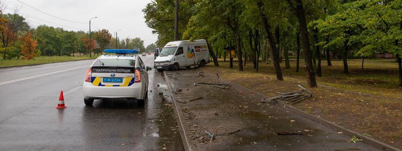 В Днепре на Набережной Победы Mercedes Sprinter снес ограждение и врезался в столб