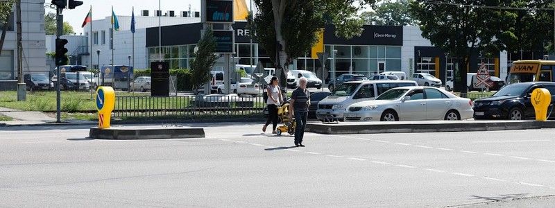 В Днепре на Запорожском шоссе установили островок безопасности