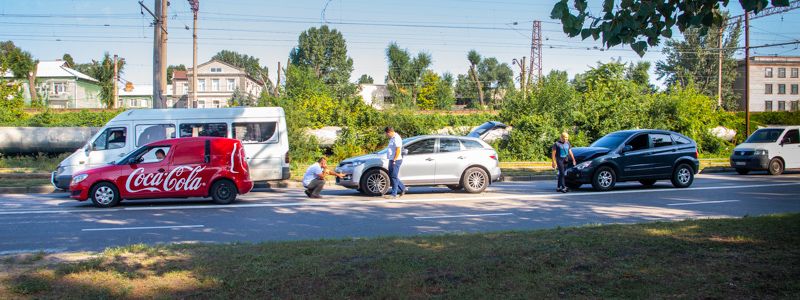 В Днепре на улице Каруны столкнулись SsangYong, Skoda и Mazda: образовалась пробка