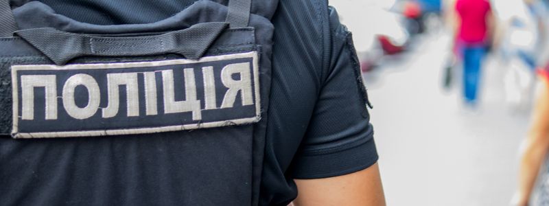 Зимой в Днепре мужчина замерз на остановке: полиция просит опознать