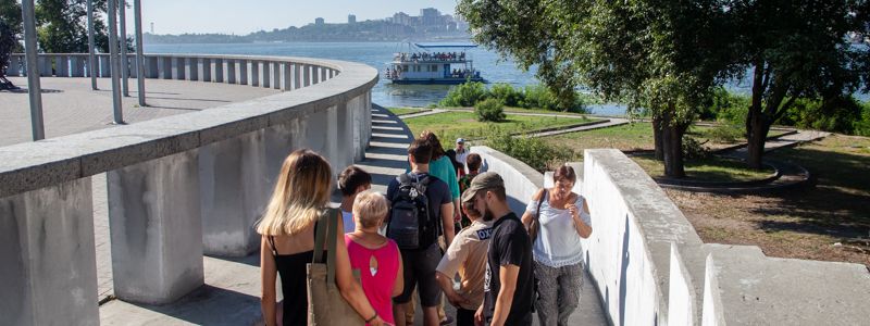 В Днепре из-за перекрытия Нового моста люди стоят в огромных очередях на корабль