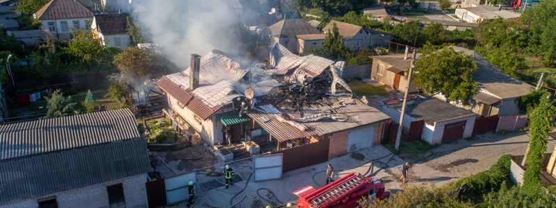 Днепр окутал серый дым: горел частный дом