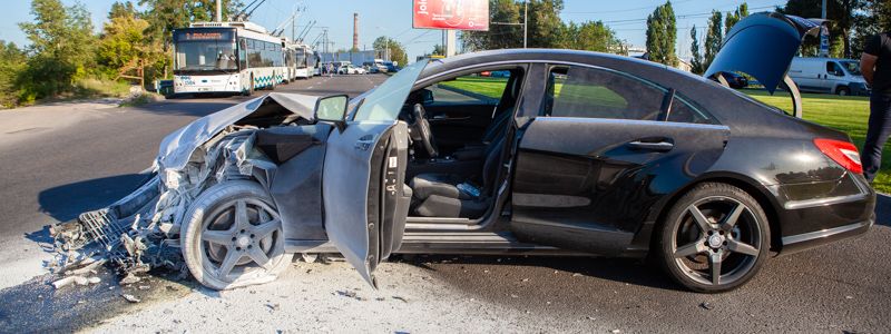 В Днепре на Набережной Mercedes влетел в Sprinter на встречной полосе: движение парализовано