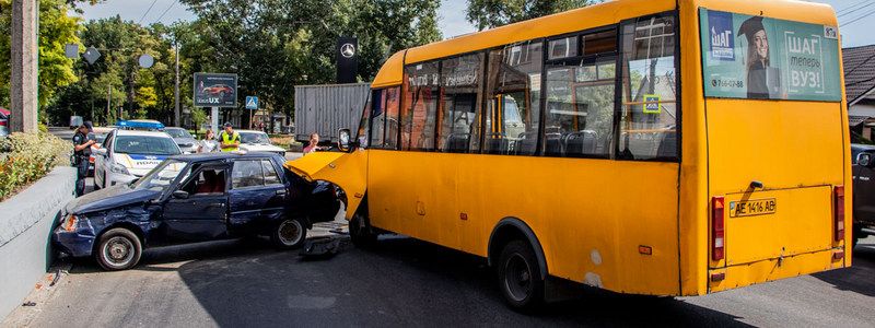 В Днепре на Савченко ЗАЗ врезался в маршрутку с пассажирами и отлетел в парапет