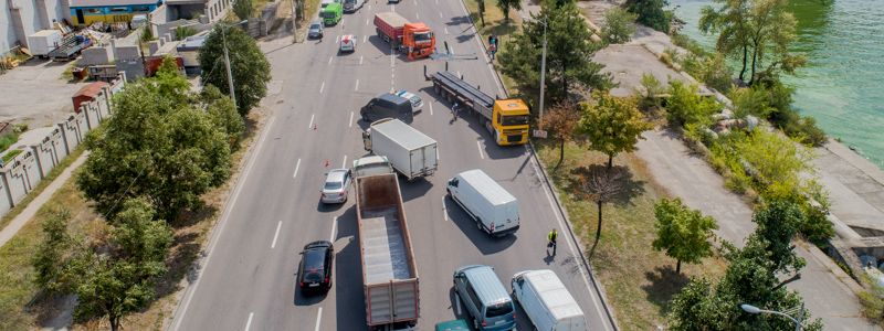 В Днепре на Малиновского столкнулись две фуры: движение затруднено