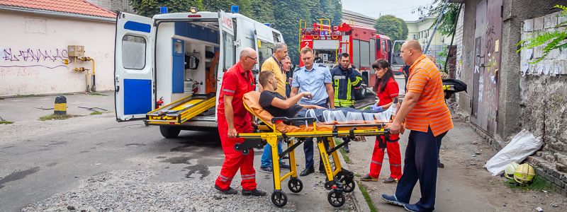 В Днепре горит дом: пострадали спасатели