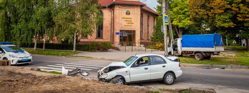 В Днепре ГАЗель столкнулась с Daewoo и въехала в столб: пострадал мужчина