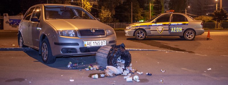 В Днепре возле Березинского рынка автомобиль охранной службы въехал в Skoda