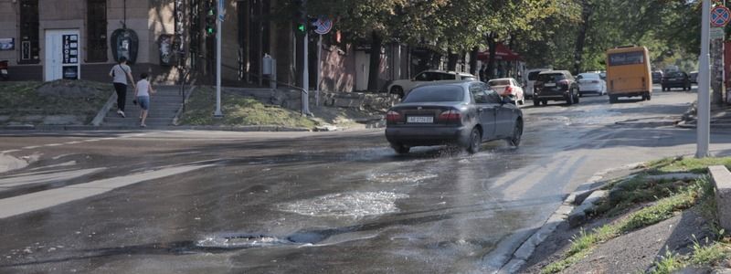 В центре Днепра из-за прорыва канализации стоит жуткая вонь