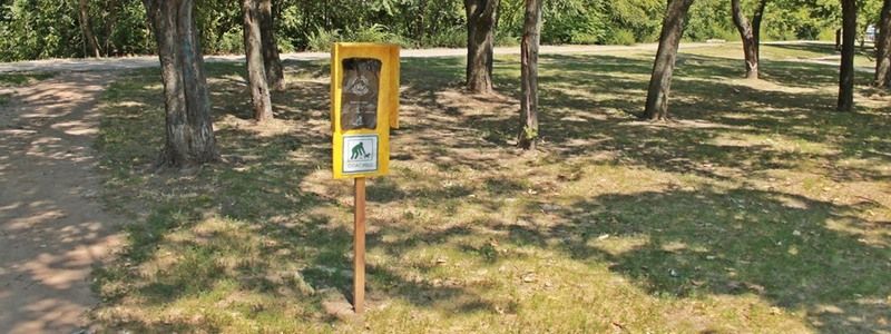 В Днепре на Набережной Заводской появились бесплатные пакеты для уборки за питомцем