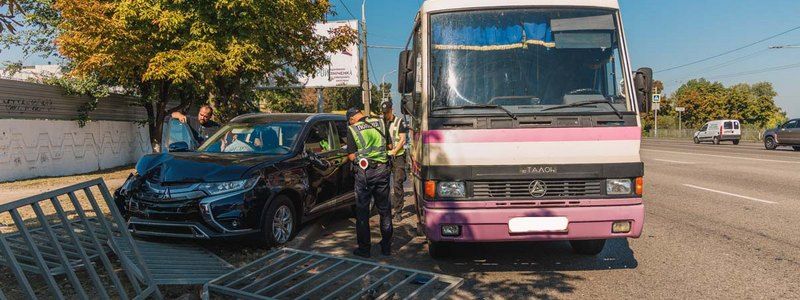 Тройное ДТП на Набережной Заводской в Днепре: из-за удара с маршруткой Mitsubibishi снес ограждение