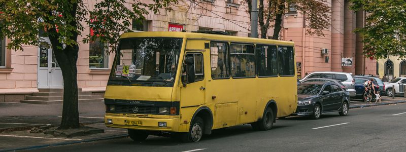 В центре Днепра у маршрутки лопнуло колесо