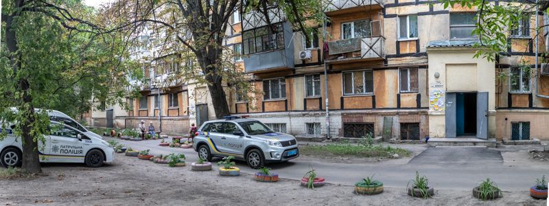 В Днепре неизвестные изрисовали угрозами дверь в квартиру