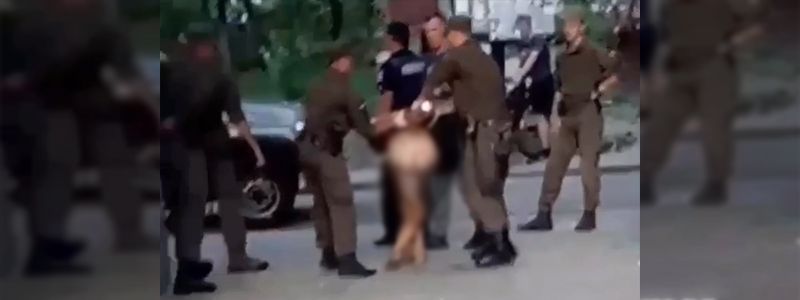 По Днепру бегал голый мужчина в крови: появилось видео