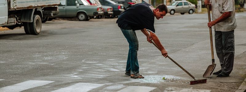 В Днепре автомобиль, перевозивший стекла, растерял их и разбил на дороге