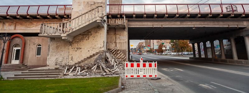 В Днепре разрушили ступени, ведущие к Новому мосту