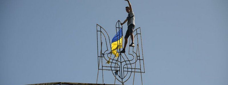 В Днепре парень повесил флаг Украины на вершине моста на Монастырский остров