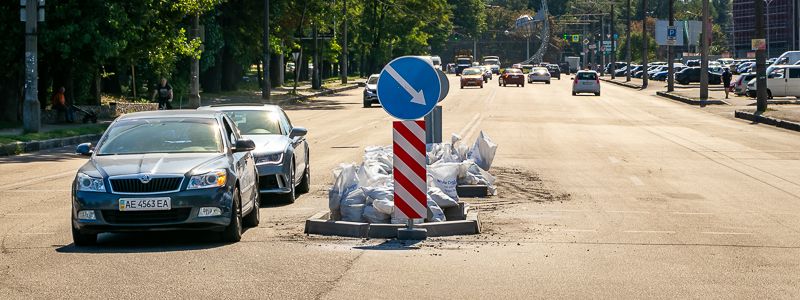 В Днепре Запорожское шоссе обрастает островками безопасности