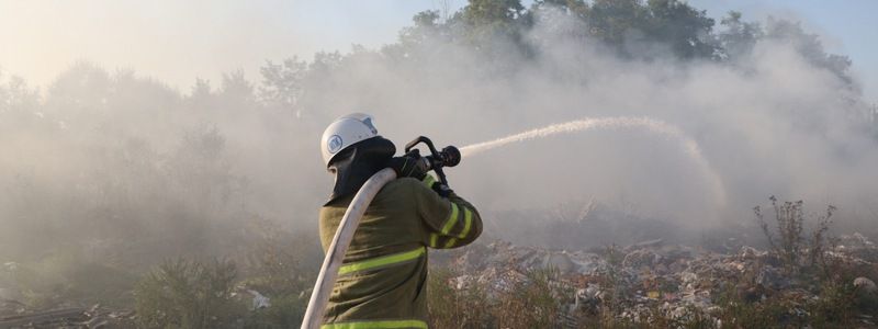 Возле аэропорта «Подгородное» загорелось поле