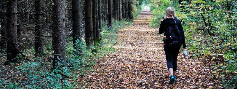 В Днепре объявили в розыск мужчину, который порезал лицо девушке