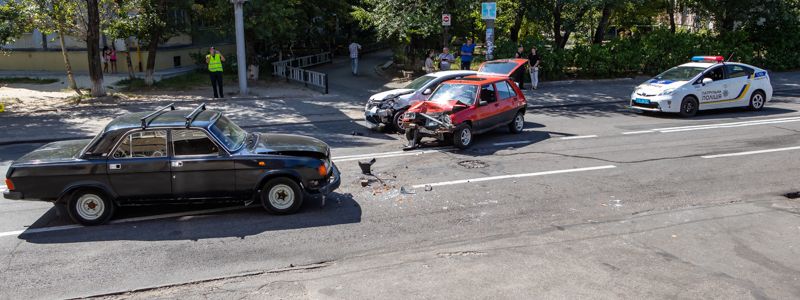 В Днепре на улице Хмельницкого столкнулись три авто: пострадал ребенок, движение затруднено