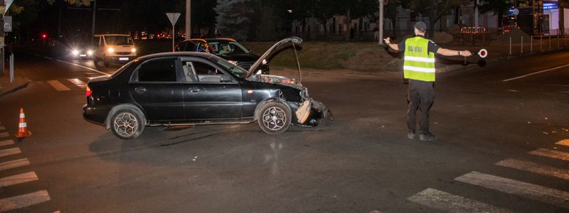 В Днепре от удара с Daewoo перевернулся ВАЗ с двумя детьми в салоне