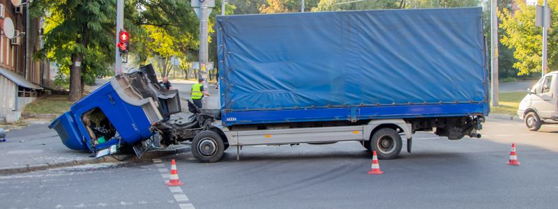 В Днепре на проспекте Поля у грузовика на ходу открылась кабина с водителем