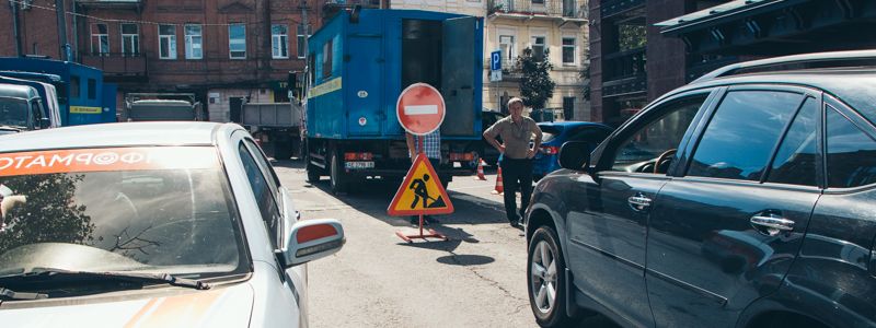 В Днепре на Баррикадной течет вода и образовываются пробки