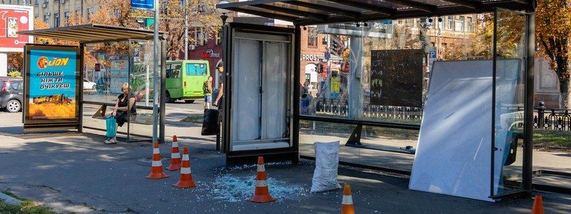 В центре Днепра на остановке рухнул стеклянный рекламный щит