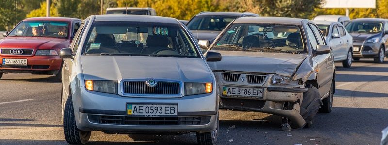 В Днепре на Кайдакском мосту столкнулись 3 авто: образовалась пробка