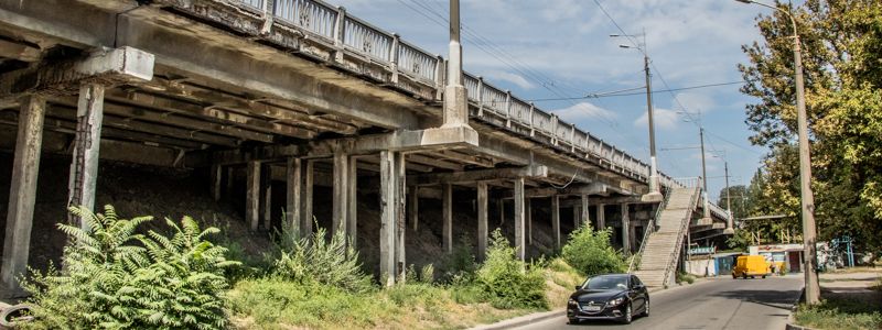 В Днепре обследовали еще один мост: его спасет ремонт и голая фотосессия