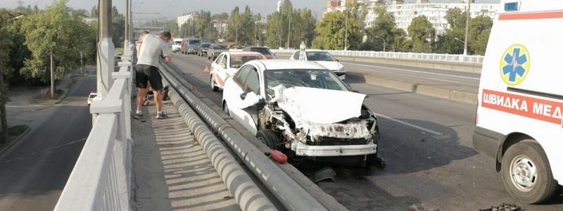 В Днепре на Слобожанском проспекте столкнулись Fiat и маршрутка с пассажирами: пострадали двое