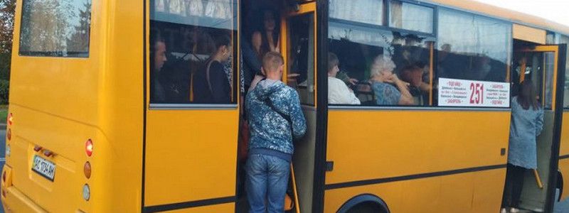 В Днепре в душной забитой маршрутке девушка потеряла сознание