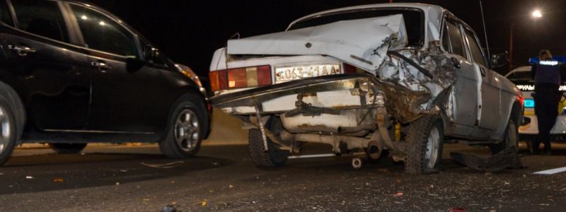 В Днепре на Новом мосту столкнулись "Волга" и маршрутка с пассажирами: среди пострадавших - ребенок