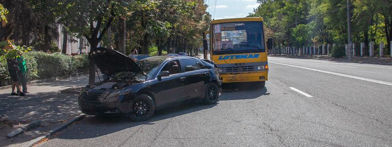 В Днепре на Гагарина столкнулись маршрутка № 87б и Toyota