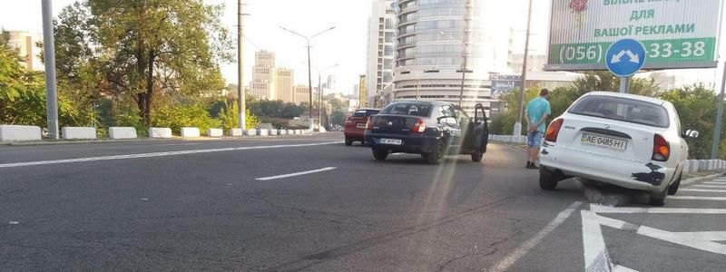 На Новом мосту в Днепре такси влетело в Daewoo и выкинуло его в отбойник