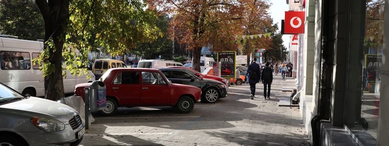 В центре Днепра на прохожего упала металлическая пластина