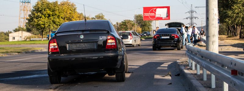 На Кайдакском мосту в Днепре столкнулись Audi и Skoda