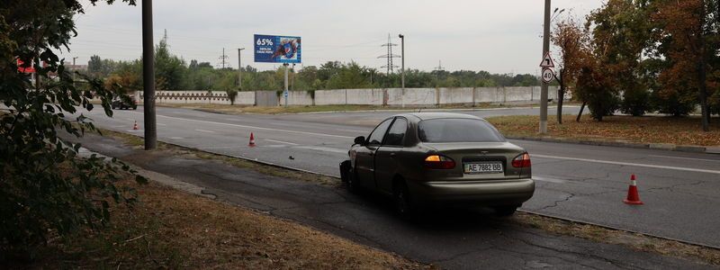 В Днепре на Космической Daewoo зацепил столб и вылетел на тротуар