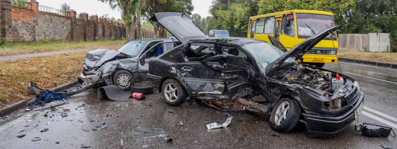 В Днепре на Криворожской Opel влетел в Daewoo: автомобили "всмятку"