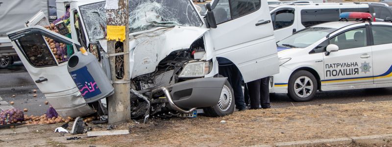 В Днепре на Донецком шоссе Sprinter с овощами столкнулся с Suzuki и врезался в столб: есть пострадавшие