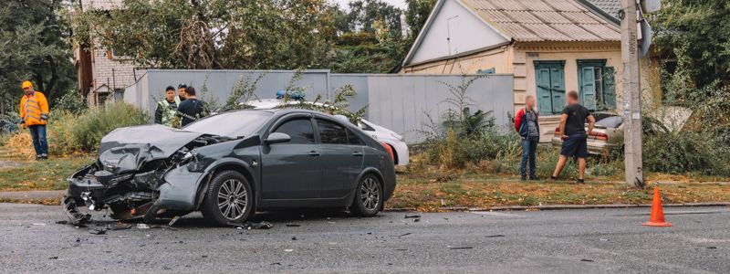 В Днепре на Орловской столкнулись два Nissan: одна из иномарок чуть не врезалась в дом