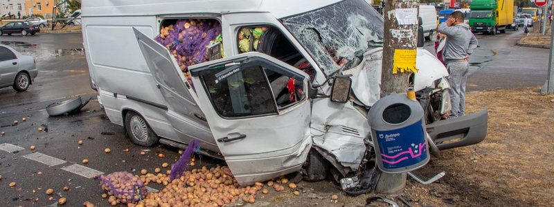 В Днепре на Донецком шоссе Mercedes Sprinter влетел в Suzuki и врезался в столб: видео момента аварии