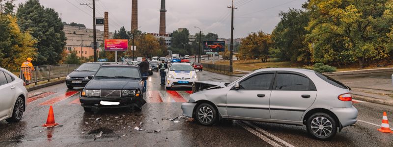 В Днепре на Космической столкнулись Volvo и Daewoo: образовалась пробка