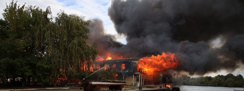 Сильный пожар на набережной в Днепре: дым виден со всех уголков города