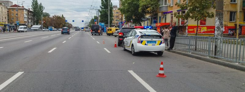 В Днепре мужчина, перебегающий через 8 полос, попал под колеса Kia и побежал снимать деньги