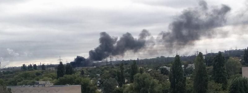 В Днепре горела стихийная свалка: дым виднелся со всех уголков города