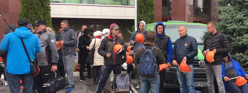 В Днепре возле главного офиса ПриватБанка продолжается митинг